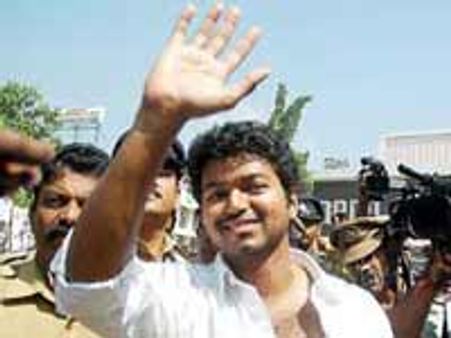 பொள்ளாச்சியில் விஜய்... அதிமுகவினர் வரவேற்பு!