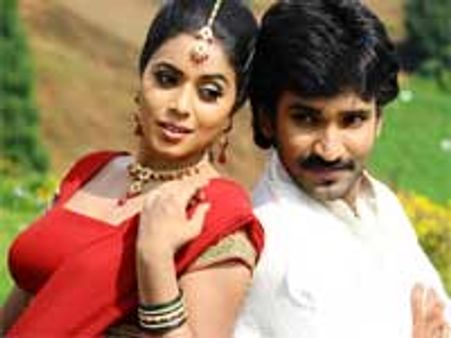 ஆதியுடன் காதலா...? மழுப்பும் பூர்ணா!