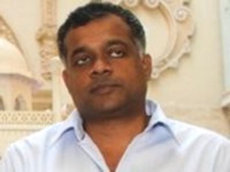 நாய்களுடன் கெளதம் மேனன் வீடு முன் போராட்டம்!