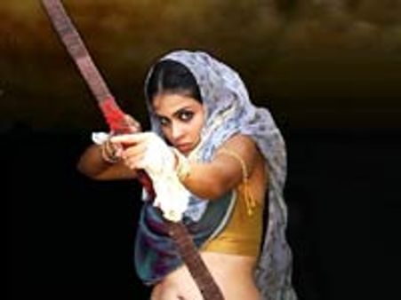 ஜெனிலியா போட்ட வாள் சண்டை!