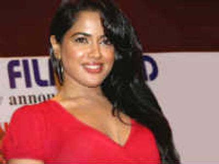 மயங்கி விழுந்த சமீரா!