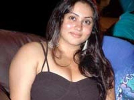 'தமிழ்நாட்டின் செல்லச் சீமாட்டி!' - நமீதாவுக்கு மாணவர்கள் சூட்டிய பட்டம்!