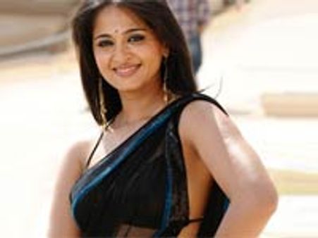 அதிக சம்பளம் கேட்டதால் அனுஷ்காவை நீக்கிய பாலிவுட் தயாரிப்பாளர்!