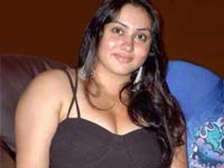 அழகிய சொகுசு பங்களாக்கள் உருவாக்கித் தரும் நடிகை நமீதா!