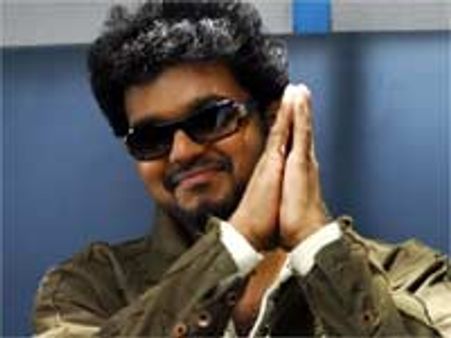 'இளைய எம்ஜிஆர் விஜய்'... எம்ஜிஆர் ரசிகர்கள் கோபம்!