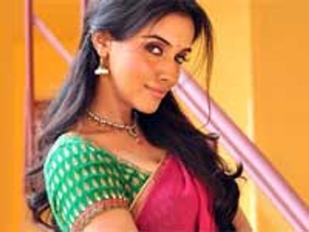 புலிக்கு இறைச்சி ஊட்டிய 'ஜங்கிள் குயின்' அசின்!