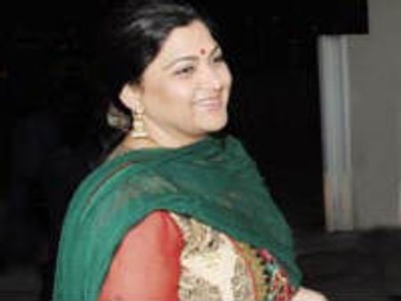 சினிமாவை விட அரசியல் கஷ்டம்! - விஜய்க்கு குஷ்புவின் அட்வைஸ்