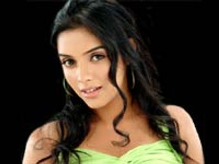 ஹேர் ஸ்டைலிஸ்ட்டுடன் சண்டை போட்ட அசின்!