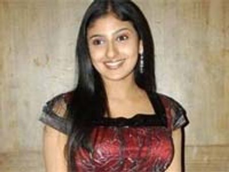 கடிக்க வந்த பாம்பு, கையைப் பிடித்து இழுத்த இயக்குநர்... மோனிகா பரபர தகவல்!