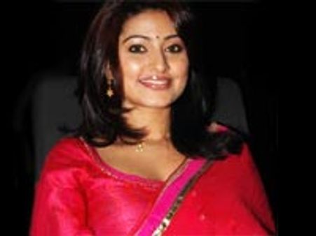 கொளுத்தும் வெயிலில் சினேகாவுடன் ரேஸ்... களைத்து விழுந்த குதிரை!