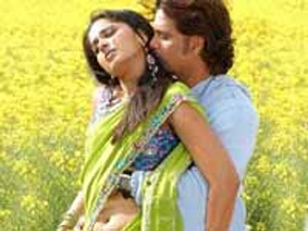 அனுஷ்கா, நாகார்ஜுனா வீ்டுகளில் வருமான வரித்துறை அதிரடி சோதனை!!