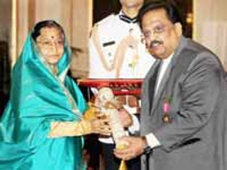 குடியரசுத் தலைவரிடம் 'பத்ம' விருது பெற்ற எஸ்.பி.பி, ஜெயராம், தபு!