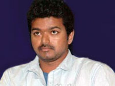 அதிமுகவுக்கு ஆதரவுக்கு எதிர்ப்பு: சேலத்தில் விஜய் மக்கள் இயக்கம் கலைப்பு!!