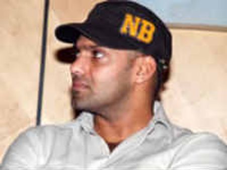 பாகிஸ்தான் ஜெயிக்கும் என்பதா? - ஆர்யாவுக்கு இந்து மக்கள் கட்சி கண்டனம்