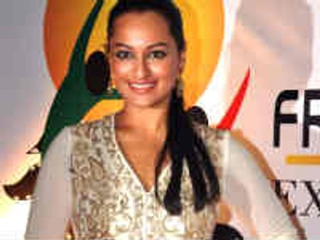 கமலின் விஸ்வரூபம்... சோனாக்ஷிக்கு ரூ 2 கோடி!!