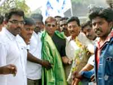 அதிமுகவுக்கு ஆதரவாக பிரச்சாரத்தில் குதித்தார் எஸ்ஏ சந்திரசேகரன்!