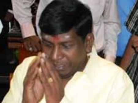 அதிமுக வேட்பாளருக்காக ஓட்டு கேட்டு வடிவேலு-திமுகவினர் கொந்தளிப்பு