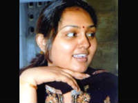 நன்றி கெட்ட குஷ்பு-நேரம் சரியில்லாத வடிவேலு: விந்தியா தாக்கு