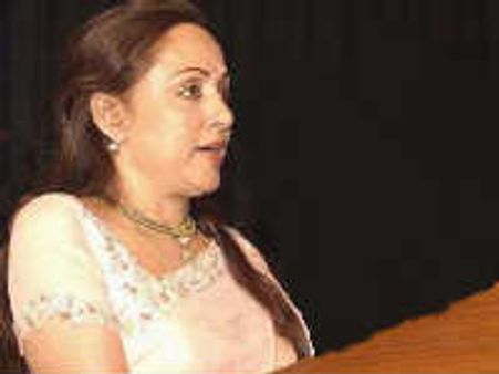 வட சென்னையில் இந்தியில் பேசி ஓட்டுக் கேட்ட ஹேமமாலினி!