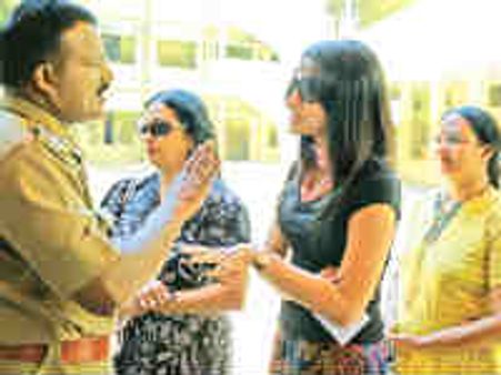 வாக்குச் சாவடியில் நடிகை த்ரிஷாவுடன் மோதிய வாக்காளர்!