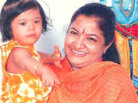 பாடகி சித்ராவின் மகள் உடலுக்கு திரையுலகினர் கண்ணீர் அஞ்சலி