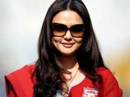 விமானநிலைய அதிகாரியுடன் பிரீத்தி ஜிந்தா வாக்குவாதம்