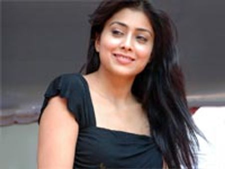 இலங்கை போன ஸ்ரேயா... இந்து மக்கள் கட்சி 'ஆஜர்'!