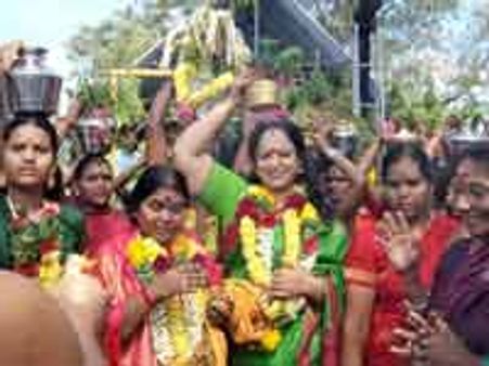 சேலம் அம்மன் கோயிலில் பால்குடம் எடுத்த நடிகை நளினி!