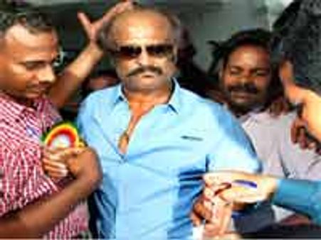 'வெள்ளை மாளிகையை ஆளத் தகுதியான நீ தலைமை செயலகத்துக்கு தயங்குவது ஏன்?' - மதுரை ரஜினி ரசிகர்கள்