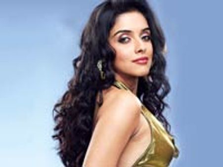 உதட்டோடு உதடு முத்தம்! - அசின் ஆவேசம்