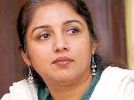 சொத்து தகராறு: நடிகை ரேவதி, சுரேஷ் மேனனுக்கு வக்கீல் நோட்டீஸ்