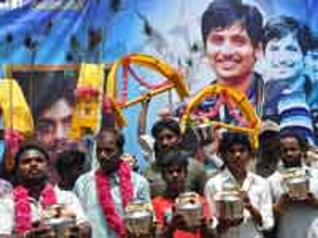 கோ படம் ரிலீஸ்... அலகு குத்தி பால்குடம் எடுத்த ஜீவா ரசிகர்கள்!!