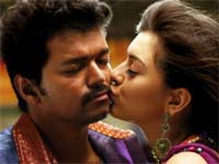 வேலாயுதம் படத்தில் விஜய்க்கு நெருக்கமான முத்தமிட்ட ஹன்சிகா