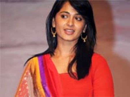 பிரஸ் முன்னால் வரமாட்டேன்: அனுஷ்காவின் அலம்பல்!