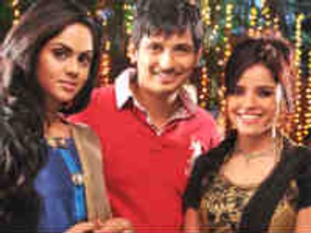 கோ, குள்ளநரிக் கூட்டம் உள்ளிட்ட புதுப்படங்களின் டிவிடிகள் மதுரையில் ஏராளமாய் பறிமுதல் செய்ய