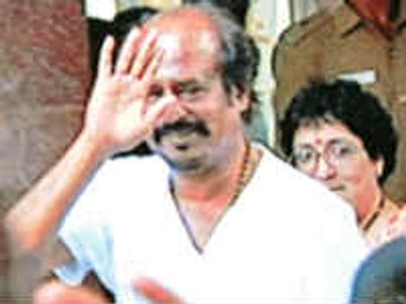 சிகிச்சை முடிந்து வீடு திரும்பினார் ரஜினி!