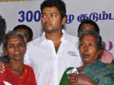 வேலாயுதம் ரிலீஸ் - பிறந்த நாள்: இலவச வேட்டி சேலை வழங்கும் விஜய்!