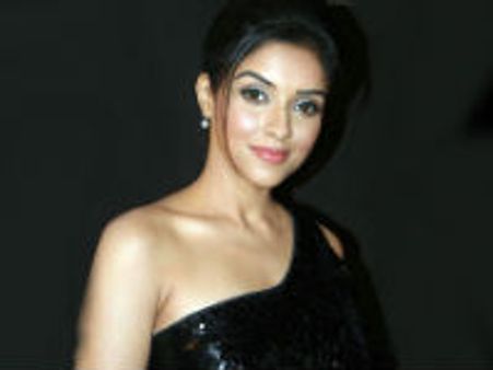 மும்பையில் பர்தாவில் சுற்றும் நடிகை அசின்