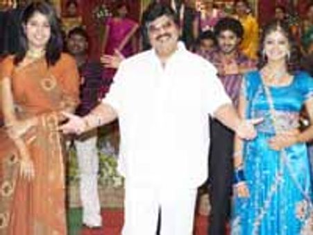 கடை திறப்பு விழாக்களுக்கு முக்கியத்துவம் நடிகைகளை புறக்கணிக்க வேண்டும் - தாசரி ஆவேசம்