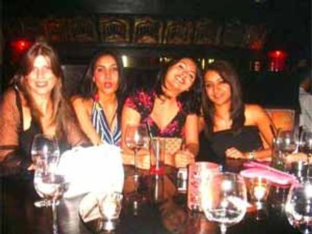 பிறந்த நாள்... த்ரிஷாவின் நள்ளிரவுப் பார்ட்டி!!