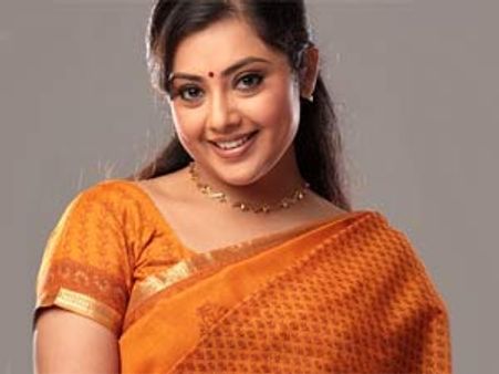 குருவாயூர் கோயிலில் குழநதைக்கு சோறூட்டி துலாபாரம் கொடுத்த நடிகை மீனா!