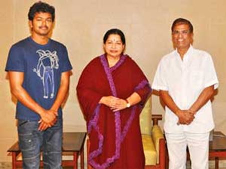 தந்தை எஸ்ஏசியுடன் நேரில் போய் ஜெ.வுக்கு வாழ்த்து சொன்ன விஜய்!!