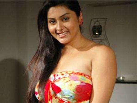 மூன்று கன்னடப் படங்களில் நமீதா!