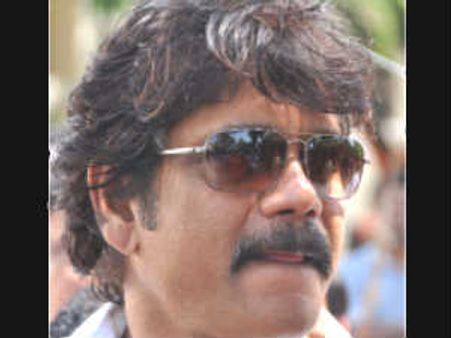 விமான எஞ்ஜினில் கோளாறு: நாகார்ஜுனா, பயணிகள் தப்பினர்!