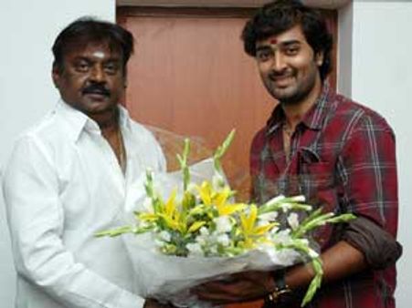 விஜயகாந்த்தை சந்தித்து நடிகர் பிரசன்னா வாழ்த்து