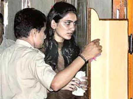 போலீசைத் தாக்கிய கன்னட நடிகை கைது!