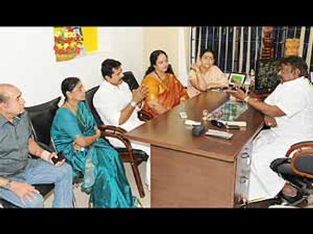 விஜய்காந்துடன் சரத்குமார் மற்றும் நடிகைகள் சந்திப்பு!