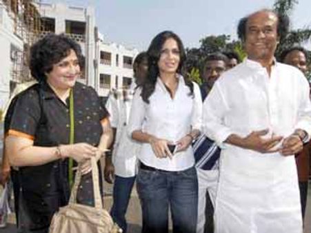 மனைவி, மகளுடன் சிகிச்சைக்காக ரஜினி சிங்கப்பூர் பயணம்