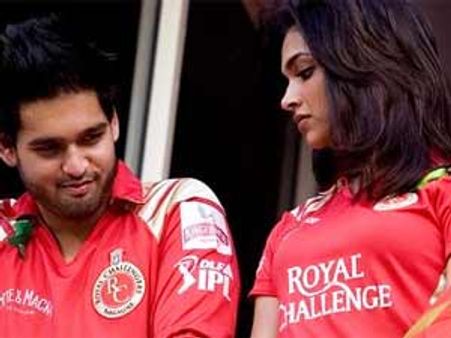 பொது இடத்தில் லிப் டு லிப்: தீபிகா படுகோன் மீது போலீசில் புகார்!