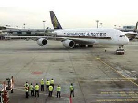 சிங்கப்பூர் விமான நிலையத்தில் ரஜினியைக் காண குவிந்த ரசிகர்கள்